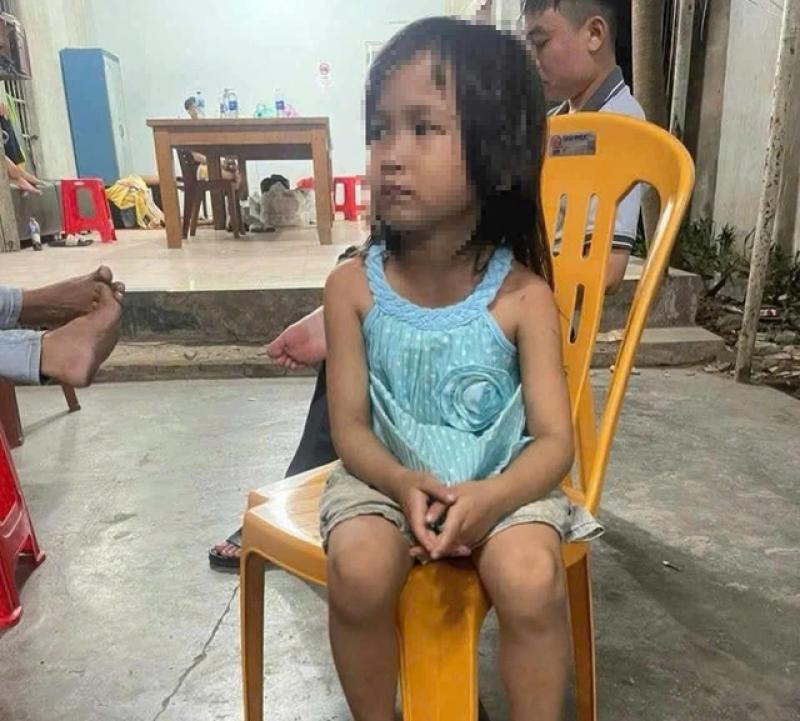Bé gái đi lạc 8 ngày ở vùng ven TP.HCM đoàn tụ với gia đình - Ảnh 1.