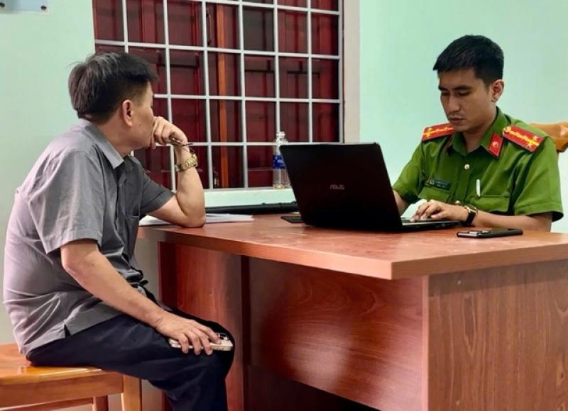 Điều tra vụ người đàn ông lái ô tô tông xe đẩy hàng trên vỉa hè - Ảnh 1.