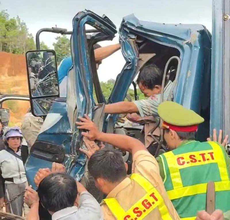 Quảng Ngãi giải cứu tài xế mắc kẹt trong cabin xe tải sau tai nạn nghiêm trọng - Ảnh 1. Quảng Ngãi giải cứu tài xế mắc kẹt trong cabin xe tải sau tai nạn nghiêm trọng - Ảnh 1.