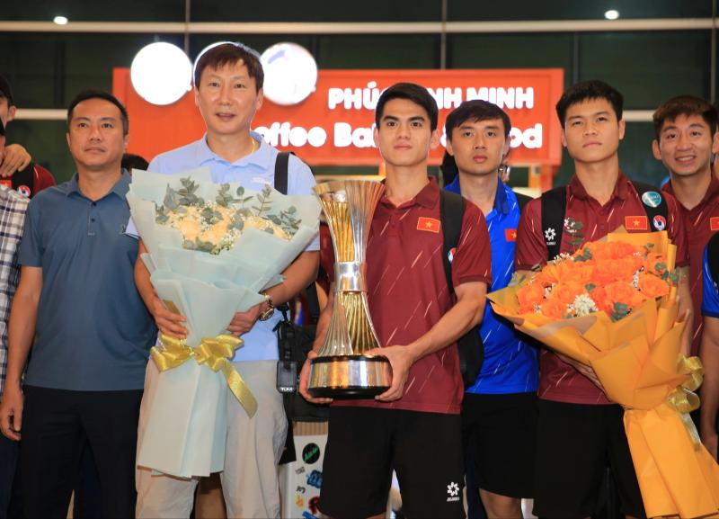 U.23 Việt Nam trở về trong vòng tay ấm áp của khán giả, thầy Kim nói lời từ đáy lòng- Ảnh 10. U.23 Việt Nam trở về trong vòng tay ấm áp của khán giả, thầy Kim nói lời từ đáy lòng- Ảnh 10.