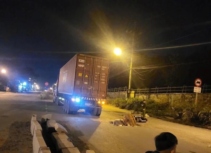 TP.HCM: Ngã tại đường đang thi công, 1 người bị xe container cán tử vong- Ảnh 1. TP.HCM: Ngã tại đường đang thi công, 1 người bị xe container cán tử vong- Ảnh 1.