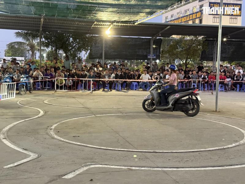 Thi sát hạch bằng lái xe tới nửa đêm: Chưa từng xảy ra với CSGT, thí sinh- Ảnh 6. Thi sát hạch bằng lái xe tới nửa đêm: Chưa từng xảy ra với CSGT, thí sinh- Ảnh 6.