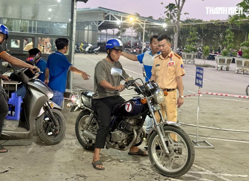 Thi sát hạch bằng lái xe tới nửa đêm: Chưa từng xảy ra với CSGT, thí sinh- Ảnh 5. Thi sát hạch bằng lái xe tới nửa đêm: Chưa từng xảy ra với CSGT, thí sinh- Ảnh 5.