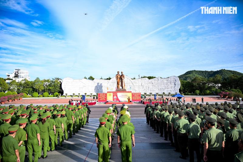 Mãn nhãn màn biểu diễn võ thuật trong lễ ra quân của Công an tỉnh Gia Lai - Ảnh 1.