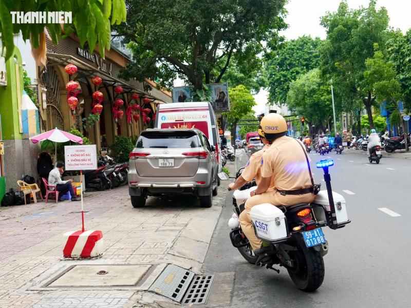 Thấy CSGT ghi hình phạt nguội dừng đỗ xe, tài xế hốt hoảng bỏ chạy - Ảnh 1.