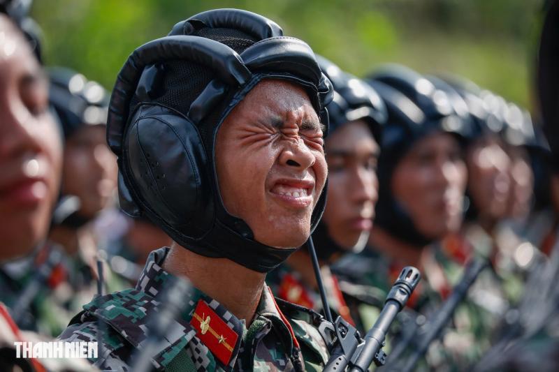 Chiến sĩ đẫm mồ hôi, 'gồng mình' trên mặt đường ảo ảnh luyện tập cho nhiệm vụ A80- Ảnh 6. Chiến sĩ đẫm mồ hôi, 'gồng mình' trên mặt đường ảo ảnh luyện tập cho nhiệm vụ A80- Ảnh 6.