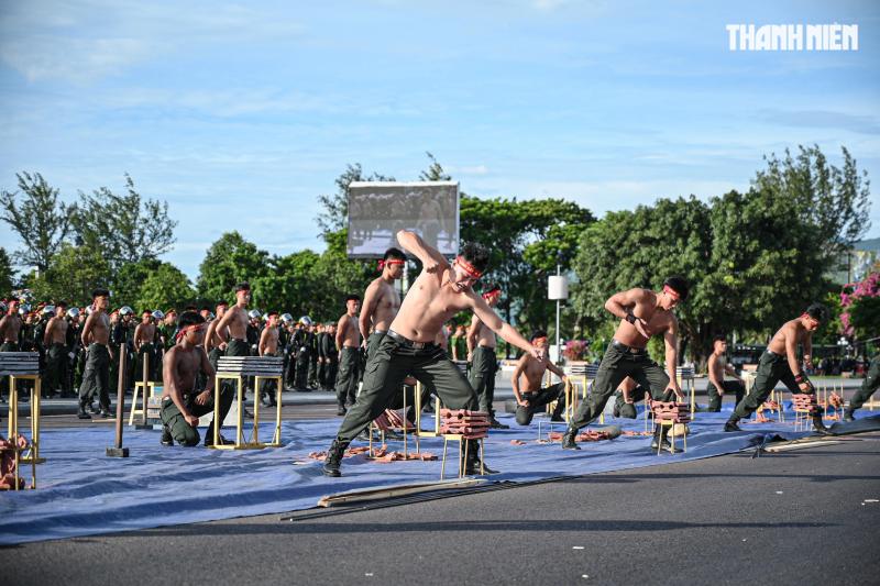 Mãn nhãn màn biểu diễn võ thuật trong lễ ra quân của Công an tỉnh Gia Lai - Ảnh 16.