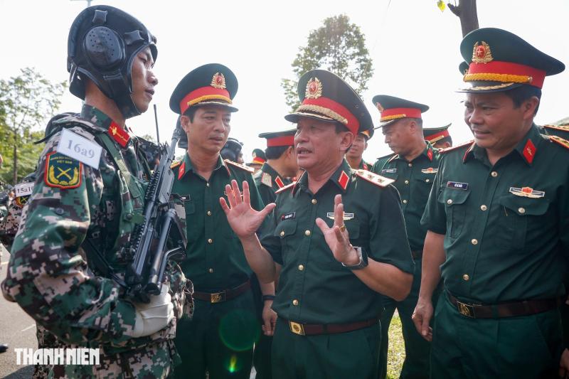 Chiến sĩ đẫm mồ hôi, 'gồng mình' trên mặt đường ảo ảnh luyện tập cho nhiệm vụ A80- Ảnh 1. Chiến sĩ đẫm mồ hôi, 'gồng mình' trên mặt đường ảo ảnh luyện tập cho nhiệm vụ A80- Ảnh 1.