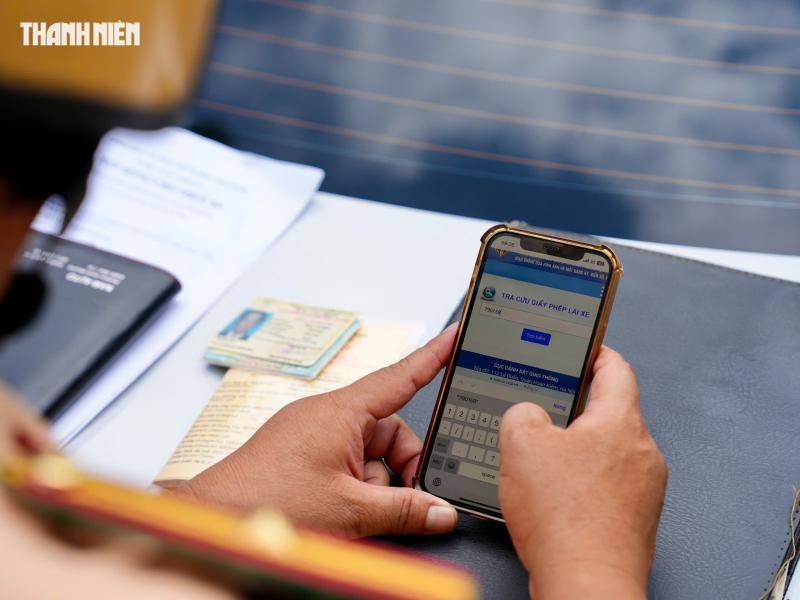 Bị CSGT thổi phạt, tài xế 'khóc ròng' vì quên mật khẩu VNeID, không mở được GPLX - Ảnh 9.