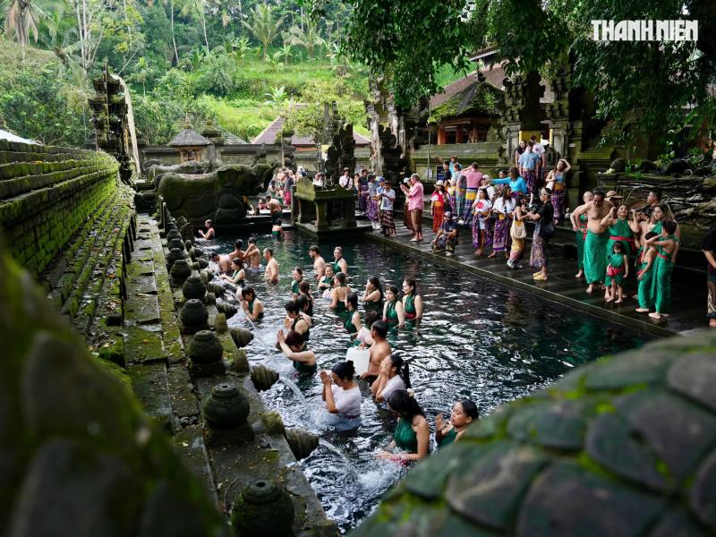 - Ảnh 2. Độc đáo nghi lễ tắm nước thánh thanh lọc tâm hồn đền thiêng trên đảo Bali - Ảnh 2.