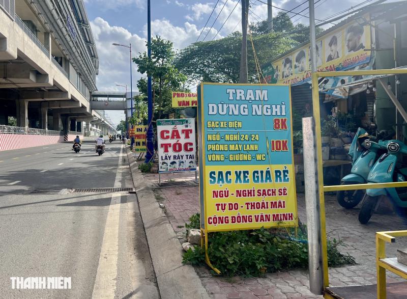 Vì sao trạm sạc xe điện trong quán cà phê ở TP.HCM 'như nấm sau mưa'? - Ảnh 1.