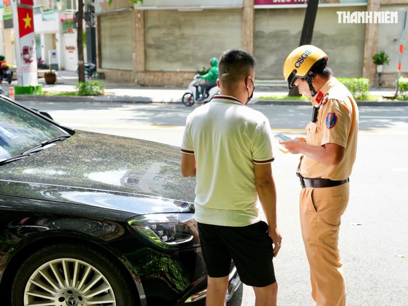 Quán cà phê che biển số xe đỗ sai cho khách: CSGT nói gì? - Ảnh 4.