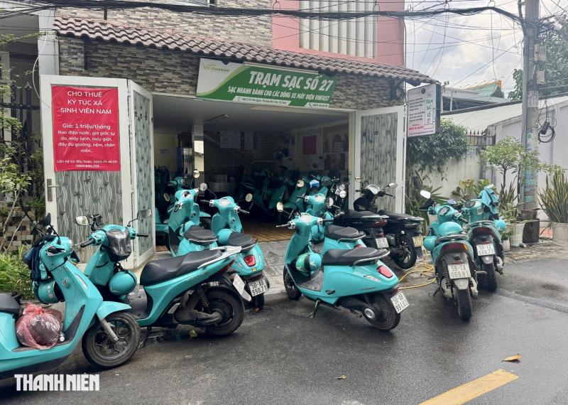 Trạm sạc xe điện '5 sao' ở TP.HCM: Trà đá, tắm gội, chỗ ngủ miễn phí - Ảnh 11.