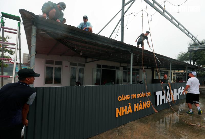 Người dân Hải Phòng căng mình ứng phó với bão số 3 (Wipha)- Ảnh 11.