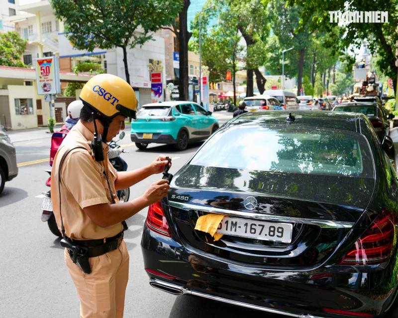 Quán cà phê che biển số xe đỗ sai cho khách: CSGT nói gì? - Ảnh 1.