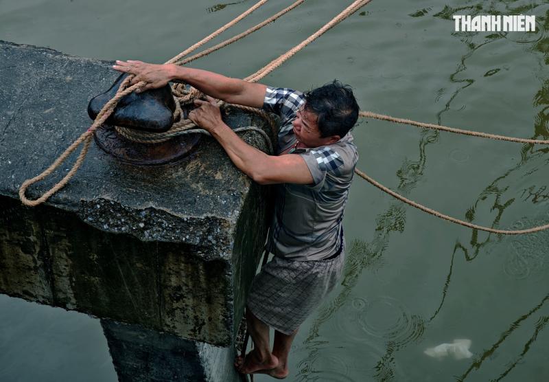 Người dân Hải Phòng căng mình ứng phó với bão số 3 (Wipha)- Ảnh 6. Người dân Hải Phòng căng mình ứng phó với bão số 3 (Wipha)- Ảnh 6.