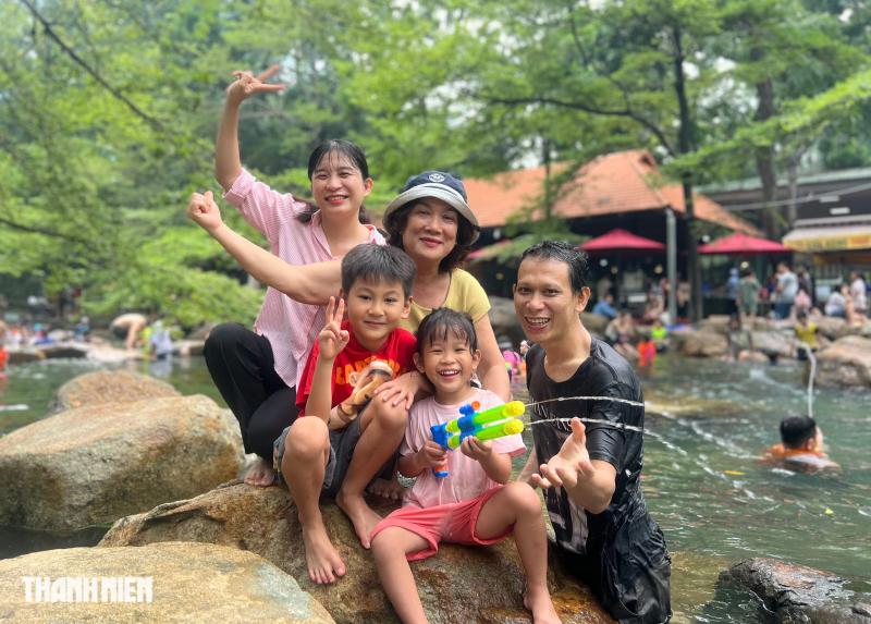 'Tắm suối trong rừng' ngay tại TP.HCM chỉ 3 ngày cuối tuần: Mùa hè tuyệt vời - Ảnh 2.