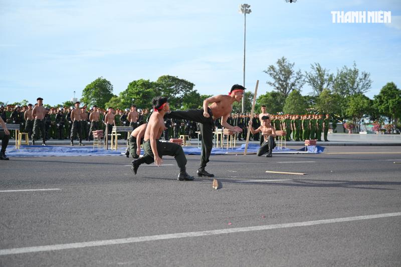 Mãn nhãn màn biểu diễn võ thuật trong lễ ra quân của Công an tỉnh Gia Lai - Ảnh 10.