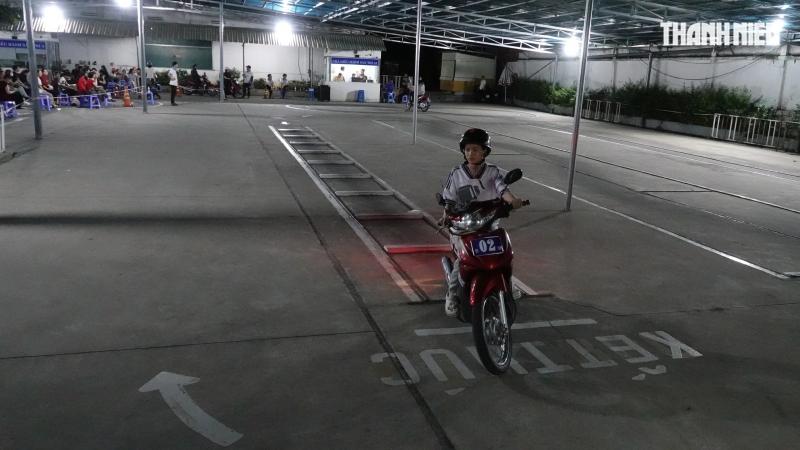Thi sát hạch bằng lái xe tới nửa đêm: Chưa từng xảy ra với CSGT, thí sinh- Ảnh 10. Thi sát hạch bằng lái xe tới nửa đêm: Chưa từng xảy ra với CSGT, thí sinh- Ảnh 10.