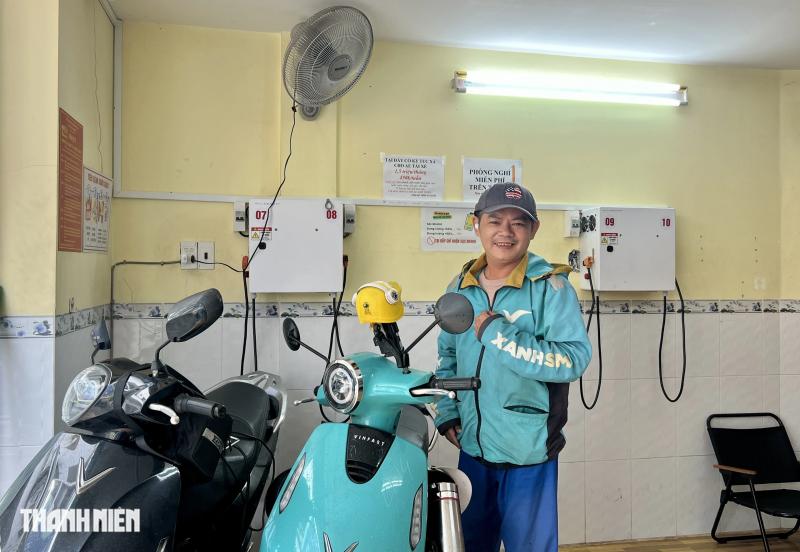 Trạm sạc xe điện '5 sao' ở TP.HCM: Trà đá, tắm gội, chỗ ngủ miễn phí - Ảnh 2.