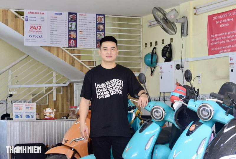 Trạm sạc xe điện '5 sao' ở TP.HCM: Trà đá, tắm gội, chỗ ngủ miễn phí - Ảnh 5.