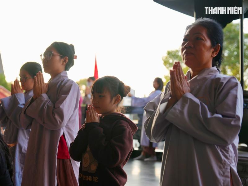 Hơn 18.000 ngôi chùa cả nước cử chuông trống bát nhã cầu quốc thái dân an sáng nay- Ảnh 8.