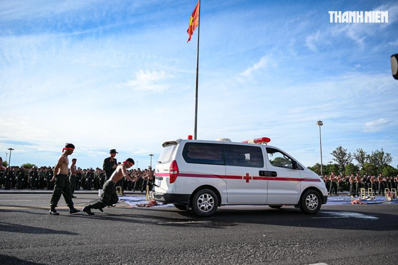 Mãn nhãn màn biểu diễn võ thuật trong lễ ra quân của Công an tỉnh Gia Lai - Ảnh 19.