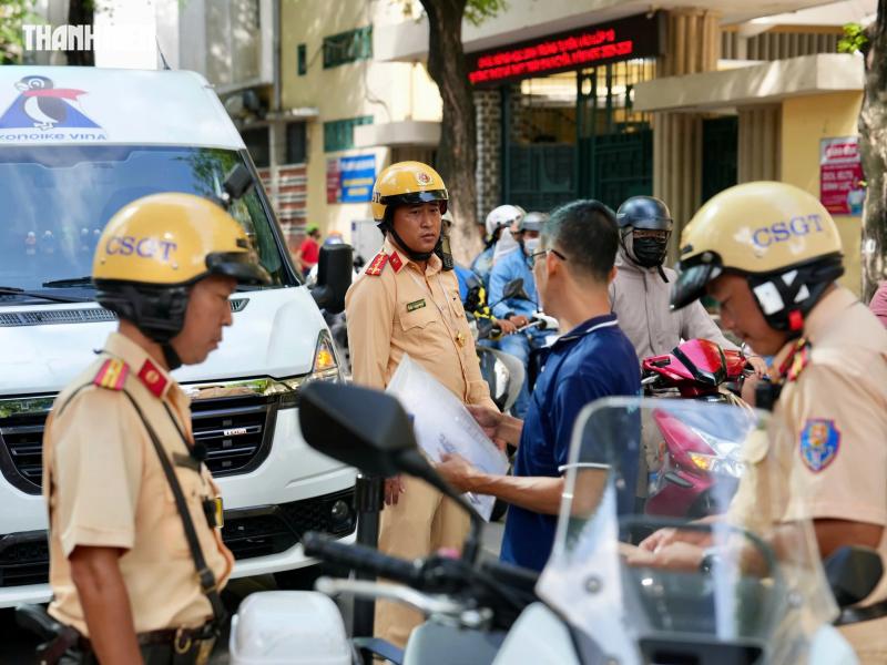 Bị CSGT thổi phạt, tài xế 'khóc ròng' vì quên mật khẩu VNeID, không mở được GPLX - Ảnh 1.