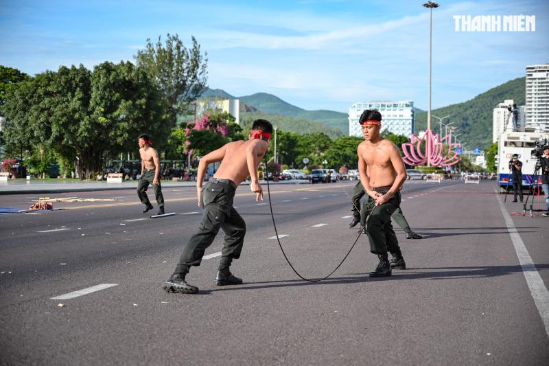 Mãn nhãn màn biểu diễn võ thuật trong lễ ra quân của Công an tỉnh Gia Lai - Ảnh 18.