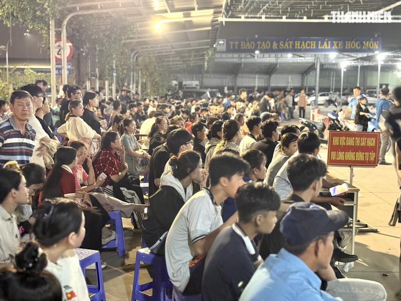 Thi sát hạch bằng lái xe tới nửa đêm: Chưa từng xảy ra với CSGT, thí sinh- Ảnh 4. Thi sát hạch bằng lái xe tới nửa đêm: Chưa từng xảy ra với CSGT, thí sinh- Ảnh 4.