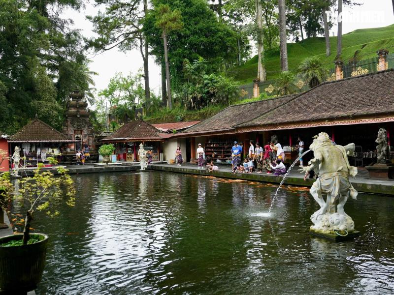 - Ảnh 1. Độc đáo nghi lễ tắm nước thánh thanh lọc tâm hồn đền thiêng trên đảo Bali - Ảnh 1.