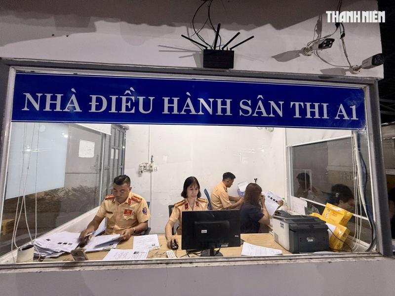 Thi sát hạch bằng lái xe tới nửa đêm: Chưa từng xảy ra với CSGT, thí sinh- Ảnh 8. Thi sát hạch bằng lái xe tới nửa đêm: Chưa từng xảy ra với CSGT, thí sinh- Ảnh 8.
