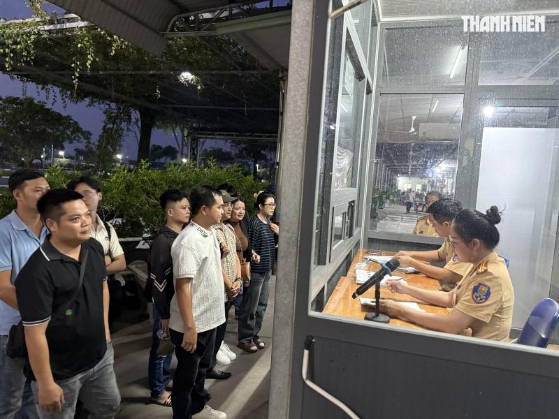 Thi sát hạch bằng lái xe tới nửa đêm: Chưa từng xảy ra với CSGT, thí sinh- Ảnh 2. Thi sát hạch bằng lái xe tới nửa đêm: Chưa từng xảy ra với CSGT, thí sinh- Ảnh 2.