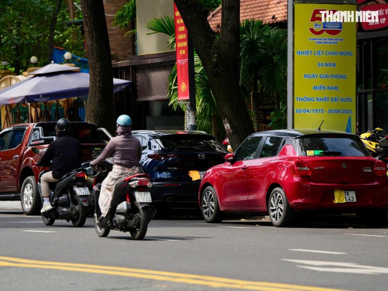 Dừng đỗ xe ở trung tâm TP.HCM: Tài xế, hàng quán đủ chiêu né CSGT - Ảnh 1.