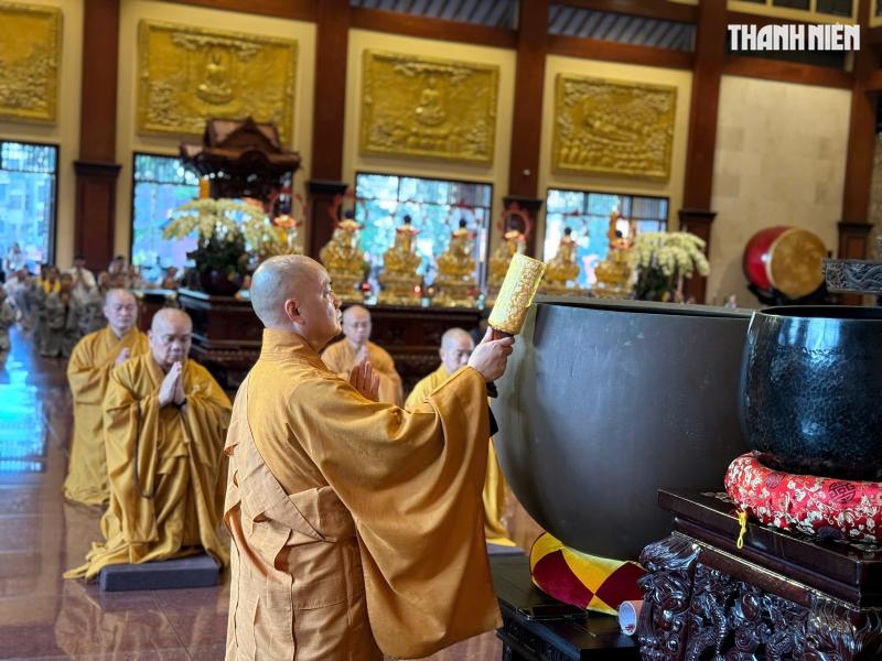 Hơn 18.000 ngôi chùa cả nước cử chuông trống bát nhã cầu quốc thái dân an sáng nay- Ảnh 13.