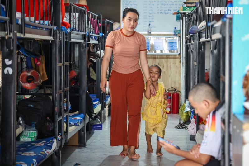 Con muốn sống: Bé gái ung thư khả năng bỏ mắt vì không còn tiền chữa trị- Ảnh 8. Con muốn sống: Bé gái ung thư khả năng bỏ mắt vì không còn tiền chữa trị- Ảnh 8.
