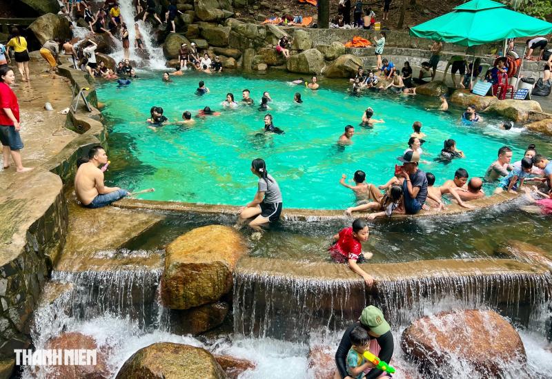 'Tắm suối trong rừng' ngay tại TP.HCM chỉ 3 ngày cuối tuần: Mùa hè tuyệt vời - Ảnh 1.