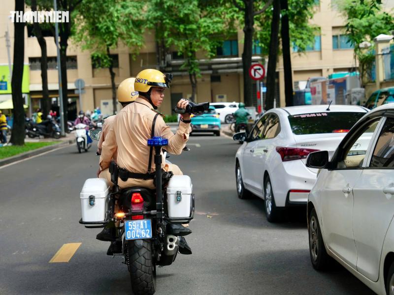Thấy CSGT ghi hình phạt nguội dừng đỗ xe, tài xế hốt hoảng bỏ chạy - Ảnh 5.