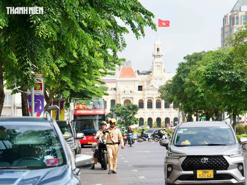 Thấy CSGT ghi hình phạt nguội dừng đỗ xe, tài xế hốt hoảng bỏ chạy - Ảnh 6.