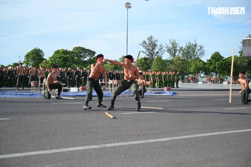 Mãn nhãn màn biểu diễn võ thuật trong lễ ra quân của Công an tỉnh Gia Lai - Ảnh 11.