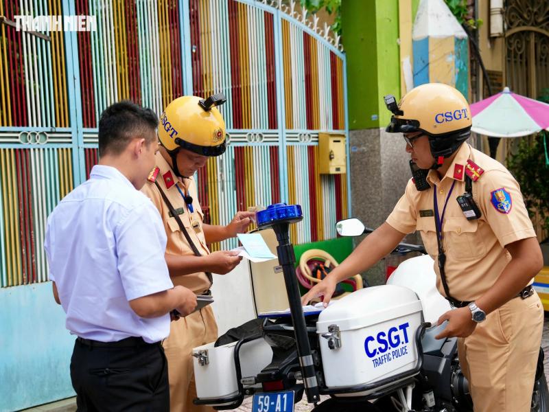 Thấy CSGT ghi hình phạt nguội dừng đỗ xe, tài xế hốt hoảng bỏ chạy - Ảnh 10.