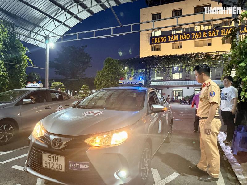 Thi sát hạch bằng lái xe tới nửa đêm: Chưa từng xảy ra với CSGT, thí sinh- Ảnh 3. Thi sát hạch bằng lái xe tới nửa đêm: Chưa từng xảy ra với CSGT, thí sinh- Ảnh 3.