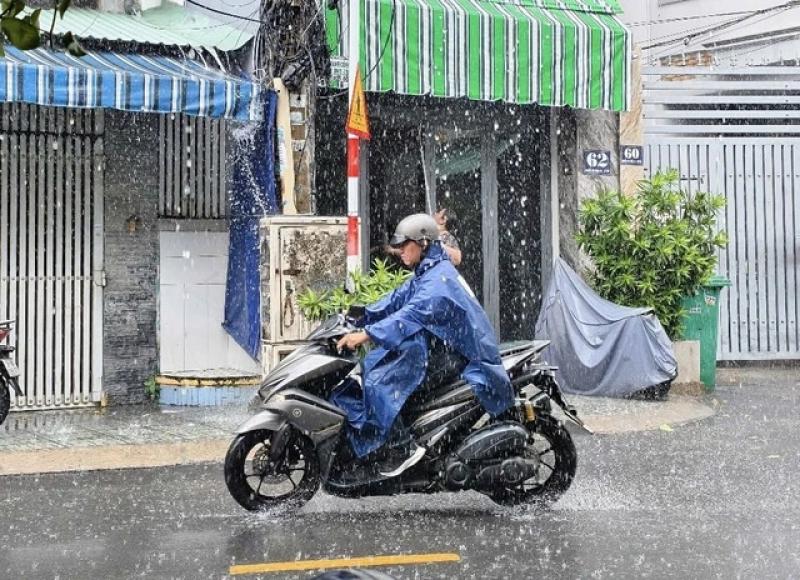 TP.HCM gió giật cấp 9, cảnh báo lốc sét và mưa đá - Ảnh 2.