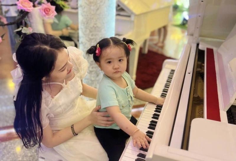 Sinh tử với bệnh hiếm: Bé gái duy nhất mắc bệnh cực hiếm tại Việt Nam - Ảnh 1.