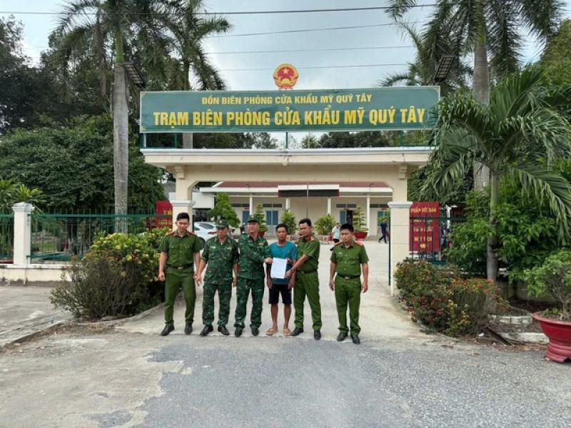 Bắt giữ nghi phạm giết mẹ vợ khi đang lẩn trốn ở Campuchia - Ảnh 1.