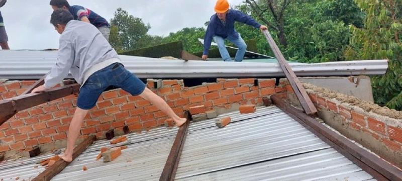 Lâm Đồng: Mưa lớn kèm gió giật kéo dài gây thiệt hại nặng - Ảnh 2. Lâm Đồng: Mưa lớn kèm gió giật kéo dài gây thiệt hại nặng - Ảnh 2.