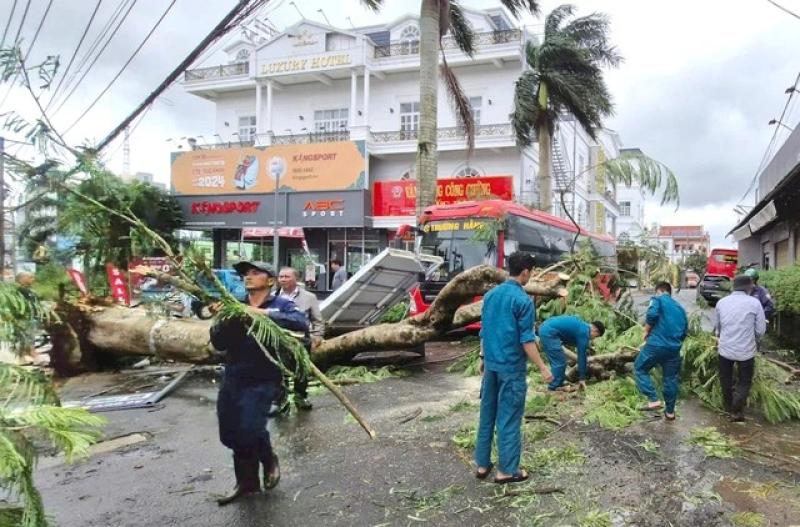 Lật xe chở sinh viên, cán bộ, chiến sĩ quân đội Lâm Đồng kịp thời cứu hộ - Ảnh 4.