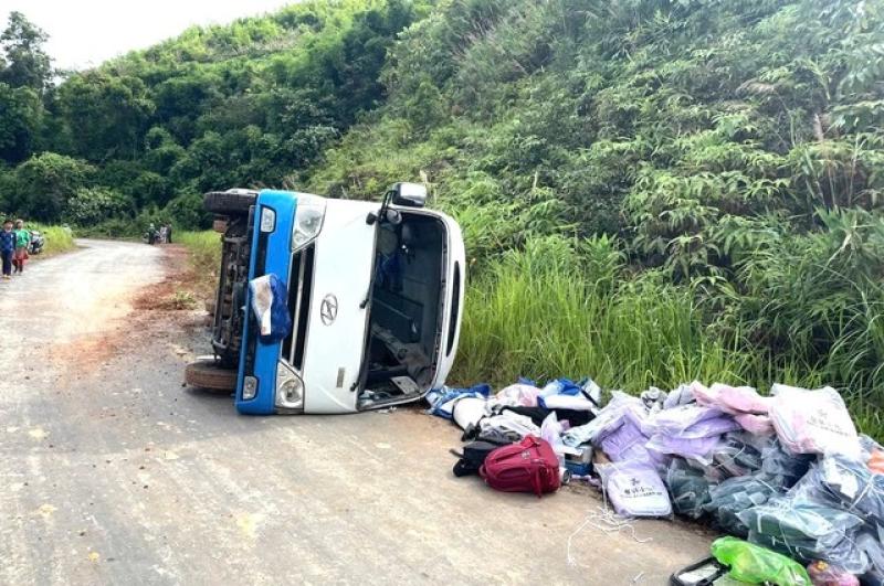 Lật xe chở sinh viên, cán bộ, chiến sĩ quân đội Lâm Đồng kịp thời cứu hộ - Ảnh 1.