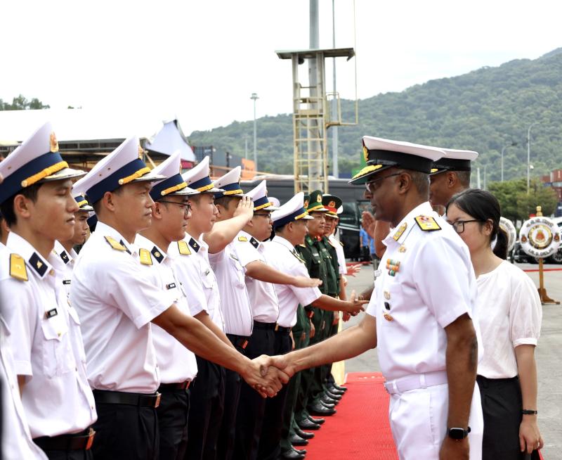 Tàu chiến Ấn Độ cập cảng Tiên Sa, thăm hữu nghị Đà Nẵng- Ảnh 7. Tàu chiến Ấn Độ cập cảng Tiên Sa, thăm hữu nghị Đà Nẵng- Ảnh 7.