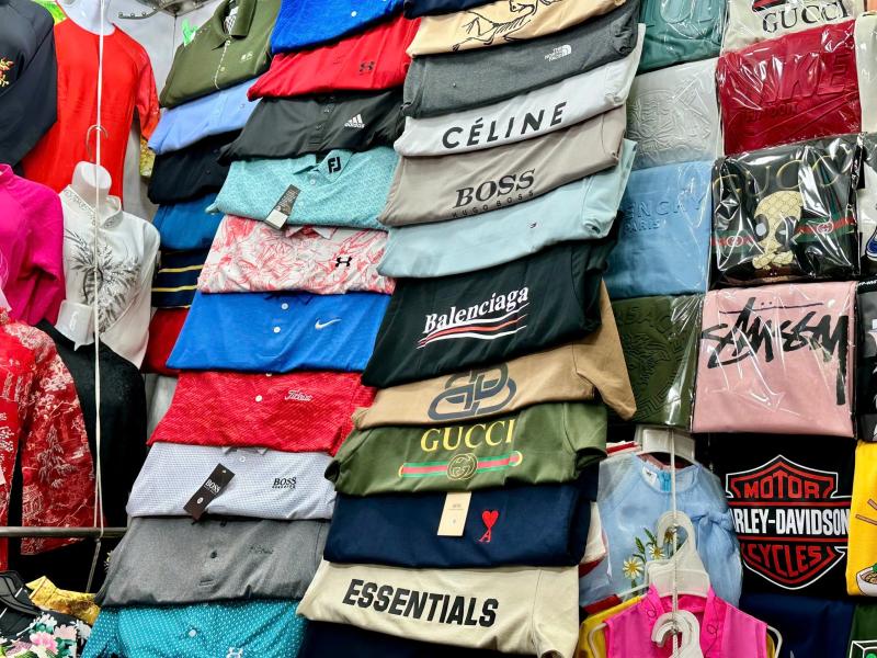 Đi chợ Bến Thành mua 'hàng hiệu' LV, Gucci, Fendi...- Ảnh 5. Đi chợ Bến Thành mua 'hàng hiệu' LV, Gucci, Fendi...- Ảnh 5.